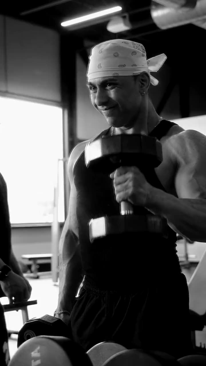 Nikoz entrenando en el gimnasio